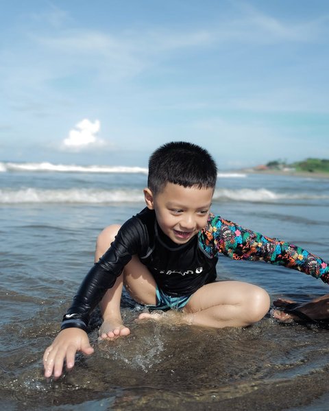 7 Potret Irish Bella Ajak Main Anak di Pantai, Tak Lupa Foto Bareng Suami Tercinta