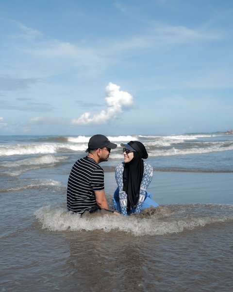 7 Potret Irish Bella Ajak Main Anak di Pantai, Tak Lupa Foto Bareng Suami Tercinta
