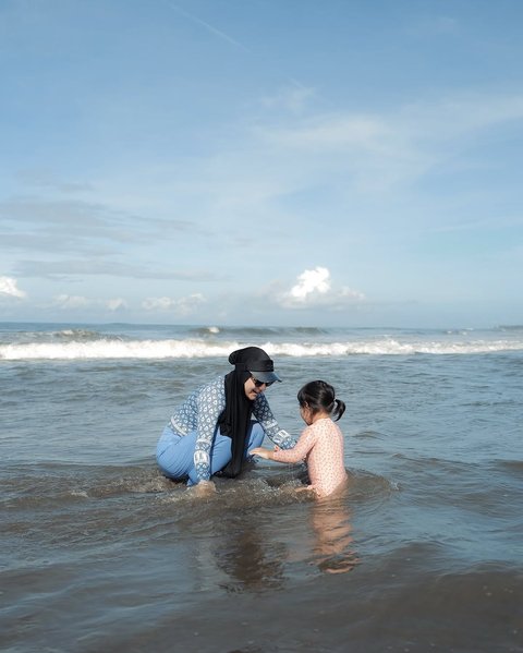 7 Potret Irish Bella Ajak Main Anak di Pantai, Tak Lupa Foto Bareng Suami Tercinta