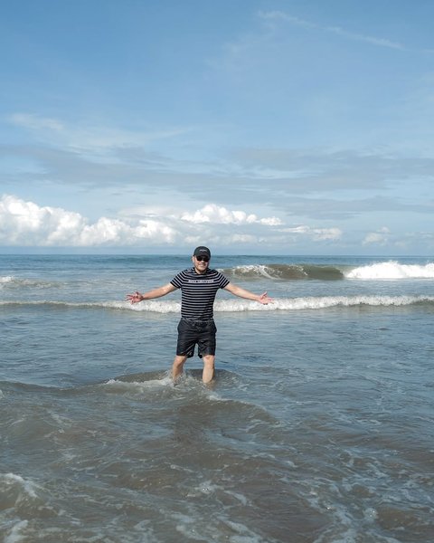 7 Potret Irish Bella Ajak Main Anak di Pantai, Tak Lupa Foto Bareng Suami Tercinta