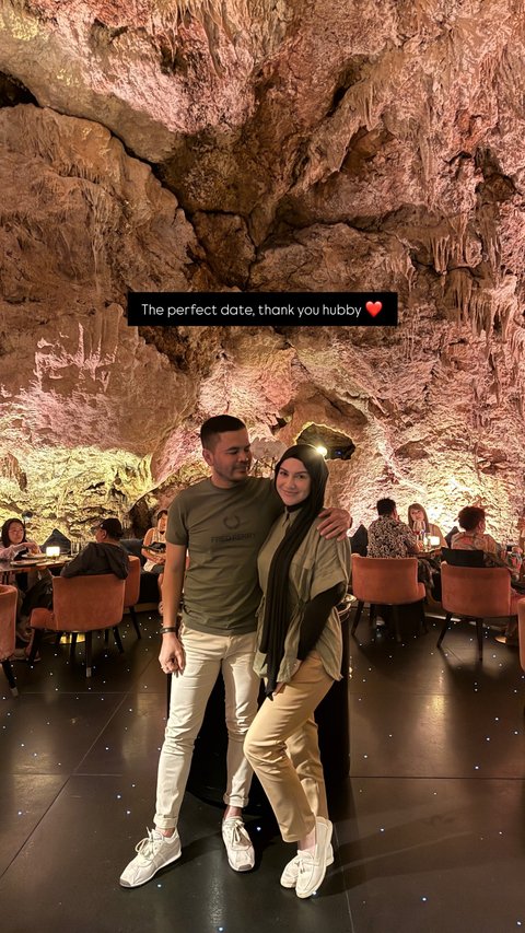 7 Potret Irish Bella Ajak Main Anak di Pantai, Tak Lupa Foto Bareng Suami Tercinta