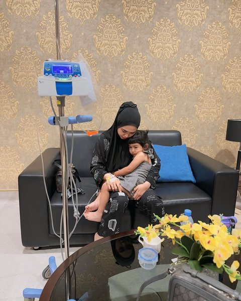 7 Potret Ria Ricis Dirawat di RS, Moana Setia Menemani - Sebut Jadi Ibu Harus Terlihat Kuat Dan Sehat Meski Sakit