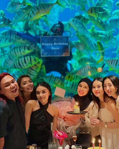 7 Potret Ultah Dara Arafah Dirayakan Bareng Sahabat, Ada Keanu Agl - Dapat Sebouquet Mawar Pink Besar