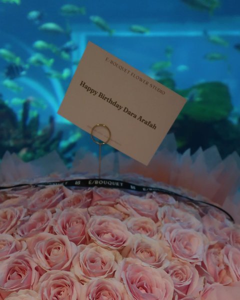 7 Potret Ultah Dara Arafah Dirayakan Bareng Sahabat, Ada Keanu Agl - Dapat Sebouquet Mawar Pink Besar