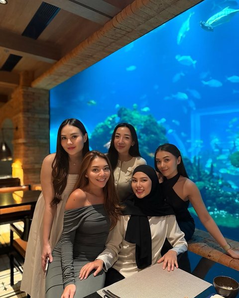 7 Potret Ultah Dara Arafah Dirayakan Bareng Sahabat, Ada Keanu Agl - Dapat Sebouquet Mawar Pink Besar