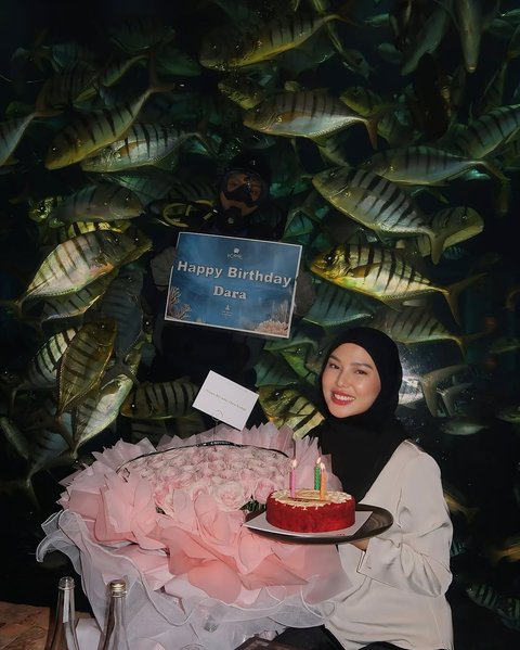 7 Potret Ultah Dara Arafah Dirayakan Bareng Sahabat, Ada Keanu Agl - Dapat Sebouquet Mawar Pink Besar