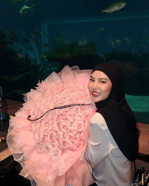 7 Potret Ultah Dara Arafah Dirayakan Bareng Sahabat, Ada Keanu Agl - Dapat Sebouquet Mawar Pink Besar