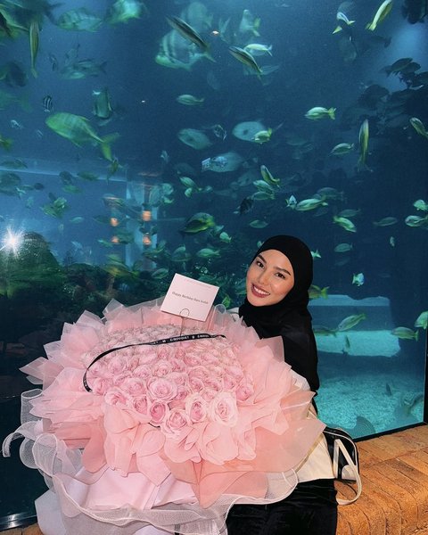 7 Potret Ultah Dara Arafah Dirayakan Bareng Sahabat, Ada Keanu Agl - Dapat Sebouquet Mawar Pink Besar