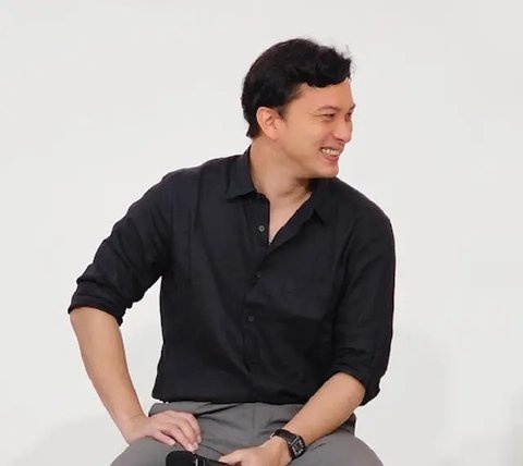 Gaya Santai Nicholas Saputra ketika Nongkrong. (Sumber: Twitter/@txtaboutnicsap)
