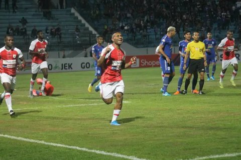 Titus Bonai kini menjadi tulang punggung Persipura Jayapura. (Bola.com/Aditya Wany)