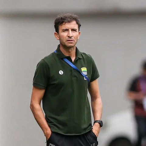 Tak lupa Shin Tae-yong serta asisten pelatih Timnas Indonesia U-19 memberikan rasa terima kasih kepada suporter. (Bola.com/M Iqbal Ichsan)