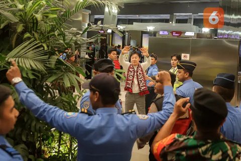 Tak lupa Shin Tae-yong serta asisten pelatih Timnas Indonesia U-19 memberikan rasa terima kasih kepada suporter. (Bola.com/M Iqbal Ichsan)