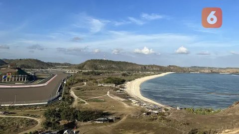 Suasana Sirkuit Mandalika dilihat dari atas Bukit Seger, Lombok, Jumat (11/8/2023) yang menjadi spot menarik menyaksikan balapan. (Bola.com/Iqri Widya)