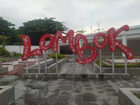 Suasana Sirkuit Mandalika dilihat dari atas Bukit Seger, Lombok, Jumat (11/8/2023) yang menjadi spot menarik menyaksikan balapan. (Bola.com/Iqri Widya)