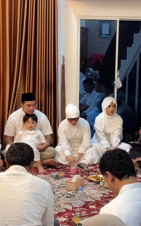 Potret Pengajian Sederhana Frans Faisal Jelang Menikah (Sumber: Instagram/fuji_an)