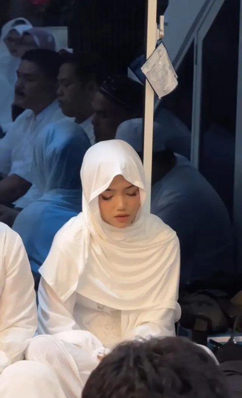 Potret Pengajian Sederhana Frans Faisal Jelang Menikah (Sumber: Instagram/fuji_an)
