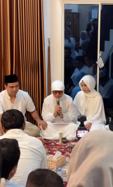 Potret Pengajian Sederhana Frans Faisal Jelang Menikah (Sumber: Instagram/fuji_an)