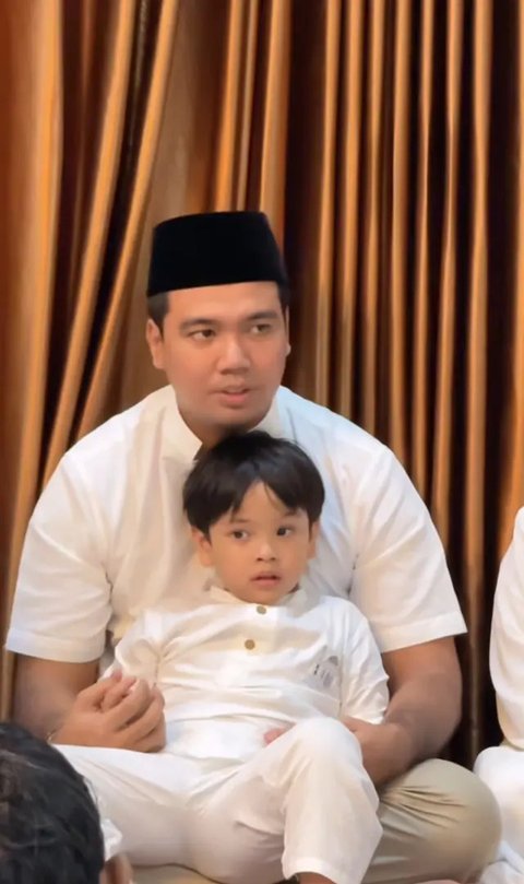 Potret Pengajian Sederhana Frans Faisal Jelang Menikah (Sumber: Instagram/fuji_an)