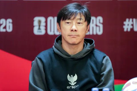 Mantan pelatih Timnas Indonesia, Shin Tae-yong berjalan menembus para suporter dan masyarakat saat kembali ke negaranya melalui terminal 3 Bandara Soekarno-Hatta, Tangerang, Banten, Minggu