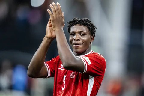 Patrick Dorgu dari Lecce, kanan, dan Dean Huijsen dari AS Roma beraksi saat pertandingan sepak bola Serie A antara Lecce AS dan AS Roma di Stadion Via del Mare di Lecce, Italia, Senin, 1 A