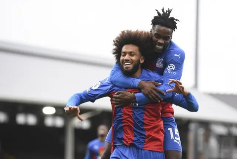 Bek Crystal Palace, Jairo Riedewald, tampak kecewa usai kebobolan gol ketiga melawan Aston Villa dalam laga lanjutan Liga Inggris 2020/21 pekan ke-15 di Villa park, Birmingham, Sabtu (26/12/2