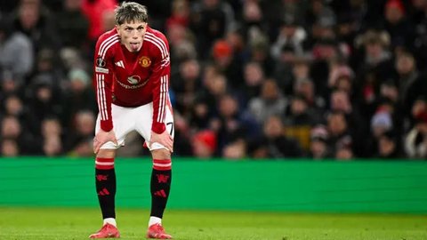 Pemain Manchester United, Alejandro Garnacho mencetak gol ke gawang Barnsley pada laga Carabao Cup 2024/2025 di Old Trafford, Manchester, Inggris, Rabu (18/09/2024) WIB. (AFP/Paul Ellis)