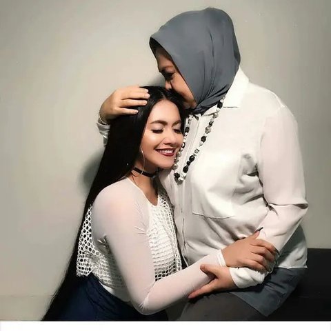 Potret Kenangan Emilia Contessa dan Denada (Sumber: Instagram/emiliacontessa57)