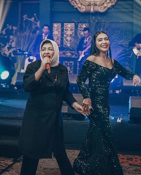 Potret Kenangan Emilia Contessa dan Denada (Sumber: Instagram/emiliacontessa57)