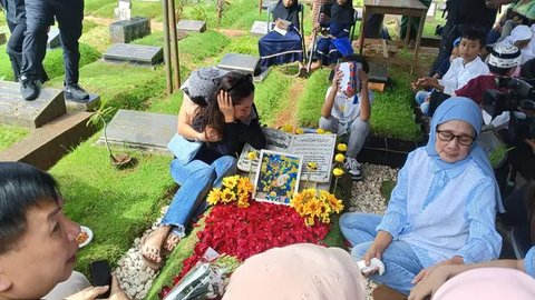 Tamara Tyasmara di makam mendiang putranya, Dante, yang berlokasi di TPU Jeruk Purut, Jakarta Selatan, Kamis (26/12/2024). (Dok. via M. Altaf Jauhar)