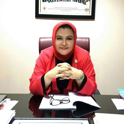 Seorang penyanyi dan aktris era 70an, ia juga merupakan seorang politikus