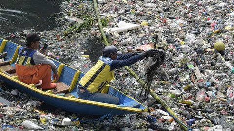 Petugas BBWS dan Satgas Citarum Harum memperkirakan ada lebih dari 19 ton sampah yang menutupi badan sungai sepanjang 800 meter ini. (Timur MATAHARI/AFP)