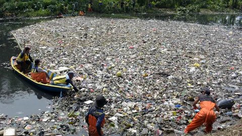 Diperkirakan tumpukan sampah tersebut terjadi sejak awal Januari 2025. (Timur MATAHARI/AFP)