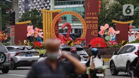 Untuk menyemarakkan perayaan Imlek 2576 Kongzili, Suku Dinas Pertamanan dan Kehutanan Derah Khusus Jakarta menghiasi kawasan tersebut dengan ornamen bertemakan shio ular kayu. (Liputan6.com/Angga Yuniar)