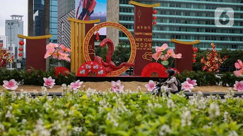 Ornamen khas Imlek yang dipasang berukuran cukup besar dengan nuansa warna merah dan kuning keemasan. (Liputan6.com/Angga Yuniar)