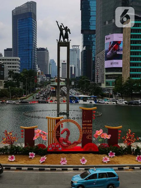 Pemasangan ornamen tersebut membuat kawasan Bundaran Hotel Indonesia (HI) semarak dengan nuansa khas perayaan Imlek. (Liputan6.com/Angga Yuniar)