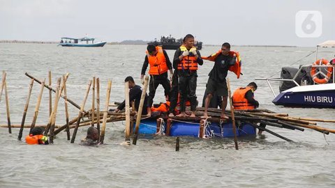 Petugas saat membongkas pagar laut di Tangerang. (Liputan6.com/Pramita Tristiawati)