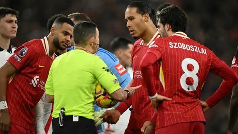 Pemain berdebat dengan wasit Michael Oliver setelah ia mengusir Myles Lewis-Skelli dari Arsenal, kanan, selama pertandingan Liga Primer Inggris antara Wolverhampton Wanderers dan Arsenal d