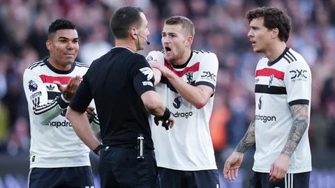 Pemain berdebat dengan wasit Michael Oliver setelah ia mengusir Myles Lewis-Skelli dari Arsenal, kanan, selama pertandingan Liga Primer Inggris antara Wolverhampton Wanderers dan Arsenal d