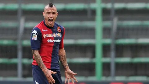 Pemain Bhayangkara FC, Radja Nainggolan (kiri) terlibat pertikaian dengan pemain PSS Sleman, Ricky Cawor pada laga pekan ke-25 BRI Liga 1 2023/2024 di Stadion PTIK, Jakarta Selatan, Kamis