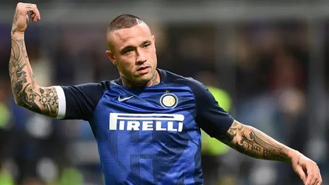 Pemain Bhayangkara FC, Radja Nainggolan (kiri) terlibat pertikaian dengan pemain PSS Sleman, Ricky Cawor pada laga pekan ke-25 BRI Liga 1 2023/2024 di Stadion PTIK, Jakarta Selatan, Kamis