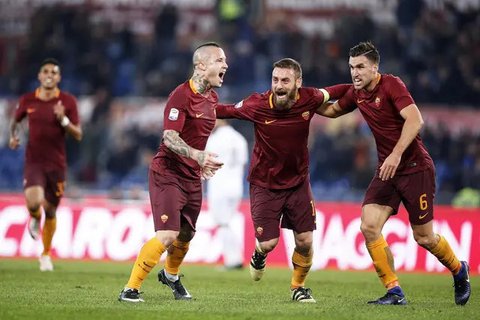 Pemain Bhayangkara FC, Radja Nainggolan (kiri) terlibat pertikaian dengan pemain PSS Sleman, Ricky Cawor pada laga pekan ke-25 BRI Liga 1 2023/2024 di Stadion PTIK, Jakarta Selatan, Kamis