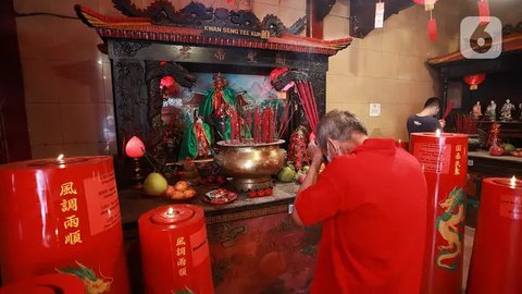 Warga keturunan Tionghoa membawa dupa saat melaksanakan ibadah perayaan Imlek di Wihara Dharma Jaya/Klenteng Toa Se Bio, Jalan Kemenangan III, Jakarta, Minggu (22/1/2023). Bukan hanya dari Ja
