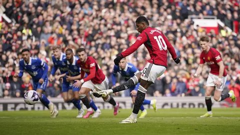 Manchester United semakin menjauh dengan unggul 3-0 pada menit ke-77. Marcus Rashford yang baru dimasukkan pada menit ke-71 menggantikan Mason Greenwood berhasil mencetak gol usai menerima um