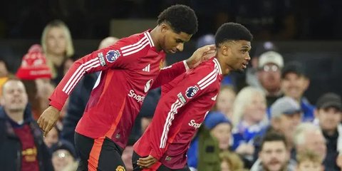 Manchester United semakin menjauh dengan unggul 3-0 pada menit ke-77. Marcus Rashford yang baru dimasukkan pada menit ke-71 menggantikan Mason Greenwood berhasil mencetak gol usai menerima um