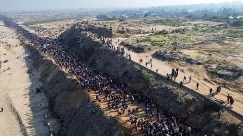 Mereka berbondong-bondong melewati jalur pantai Gaza pada 27 Januari 2025. (Foto oleh AFP)