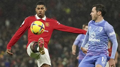 Dalam laga melawan Newcastle United, Rashford sempat ikut pemanasan dan berada di bangku cadangan. (AP Photo/Dave Thompson)