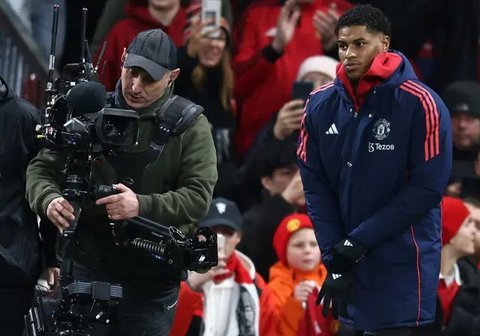 Dalam laga melawan Newcastle United, Rashford sempat ikut pemanasan dan berada di bangku cadangan. (AP Photo/Dave Thompson)