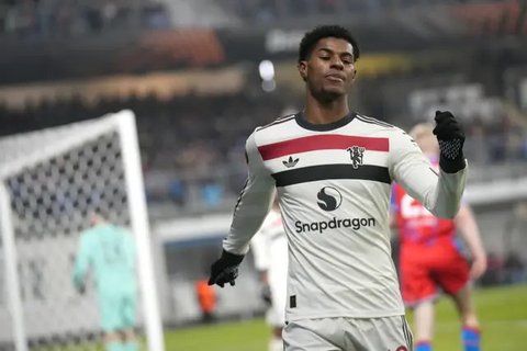 Dalam laga melawan Newcastle United, Rashford sempat ikut pemanasan dan berada di bangku cadangan. (AP Photo/Dave Thompson)