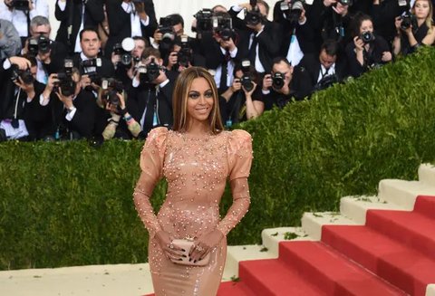 Penyanyi-penulis lagu AS Taylor Swift tiba untuk menghadiri ajang Golden Globe Awards tahunan ke-81 atau Golden Globes 2024 di hotel The Beverly Hilton di Beverly Hills, California, Minggu (7
