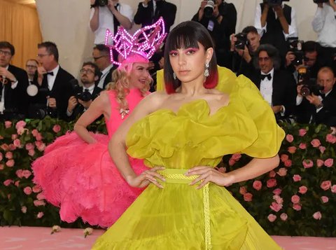 Penyanyi-penulis lagu AS Taylor Swift tiba untuk menghadiri ajang Golden Globe Awards tahunan ke-81 atau Golden Globes 2024 di hotel The Beverly Hilton di Beverly Hills, California, Minggu (7